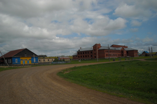 На фото - недостроенный комплекс «Средняя школа-детский сад» в д. Батерики.